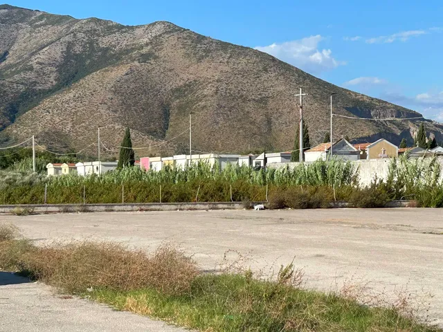 mondragone il parcheggio del cimitero comunale invaso da rifiuti e degrado da Puntomagazine.it mondragone il parcheggio del cimitero comunale invaso da rifiuti e degrado