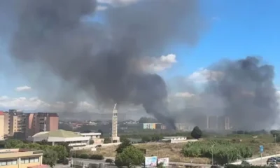 Incendio a Giugliano - colonna di fumo che copre un'intera area