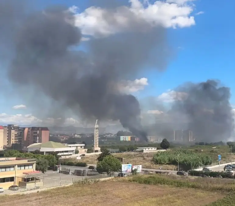 Incendio a Giugliano - colonna di fumo che copre un'intera area